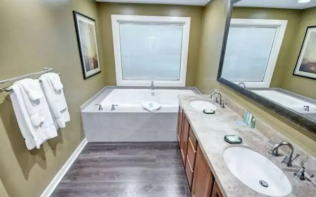 Private One Bedroom Condo on Golf Course, free parking