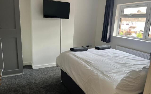 Stunning Modern 6-bedroom House all With En-suite