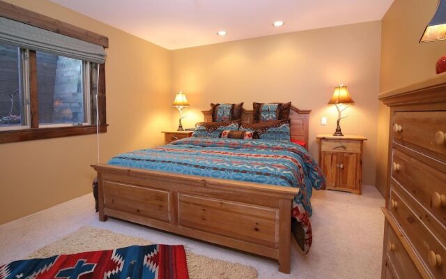 Alpenglow Peaks Lodge