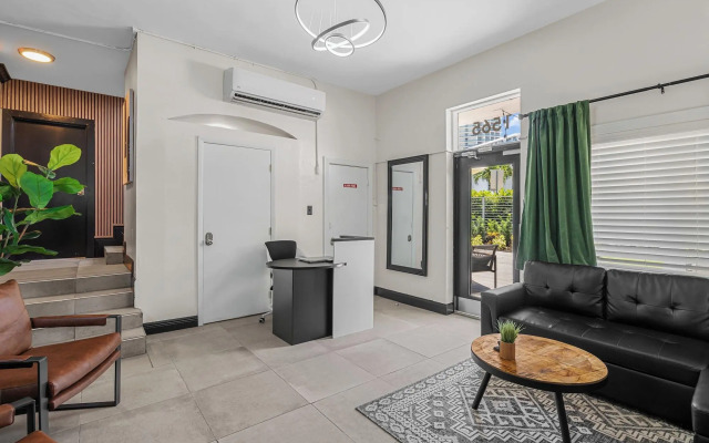 Baybreeze Apartments by Lowkl