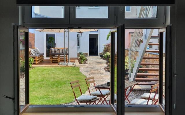 ART Hostel & Apartments