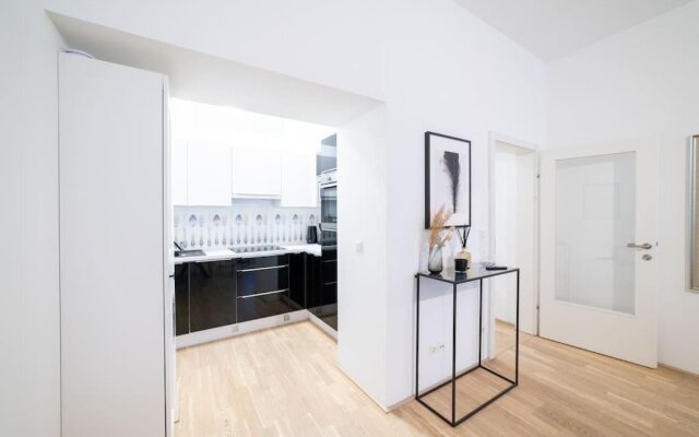 Beautiful Apartment In Vienna's Heart 1B
