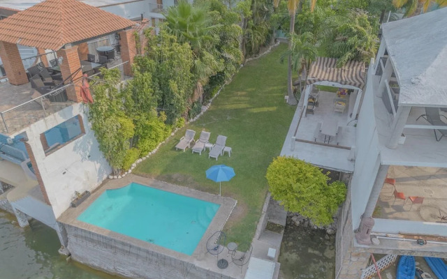 Lakeside Retreat Spacious Family Villa