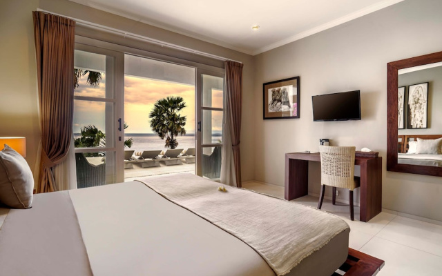 Villa Eden Roc by Alfred in Bali - Luxury Beachfront 3BR Villa With Infinity Pool Amed – Guest Rooms – Bunutan