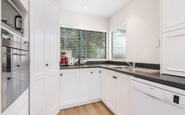 Lakefront Living At Remarkables - East