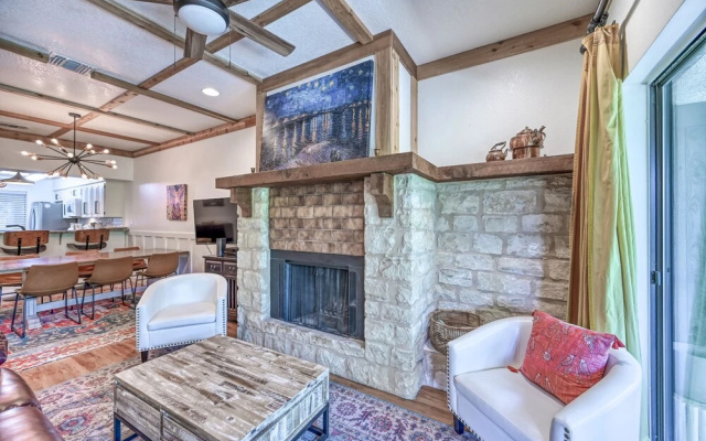 New! Luxurious Riverfront Condo Just 1 Blk to Schlitterbahn!