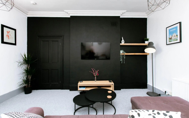 Spacious, Quiet and Central Apartment With Parking