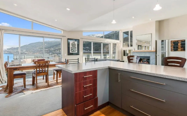 Lake Views on Yewlett - Queenstown Holiday Home