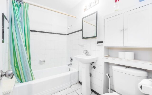 Magnificent Condo at Leaside - 10 Mins to Downtown