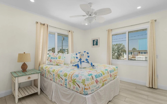 920 Bay Breeze Bungalow: Stunning Bay View Home W/ Heated Pool! 2 Bedroom Home