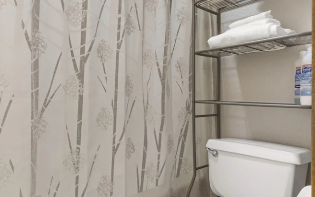 Branson Fall Creek Retreat w/ Deck Views!