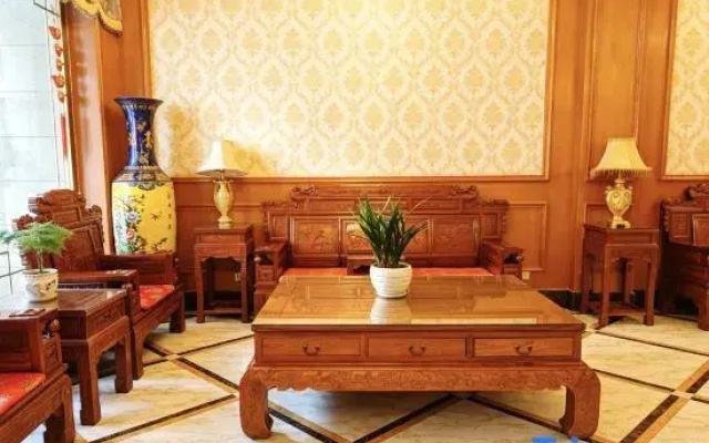 Zhenxiong Beihai Hotel (Fourth Middle School | Chishuiyuan Square)