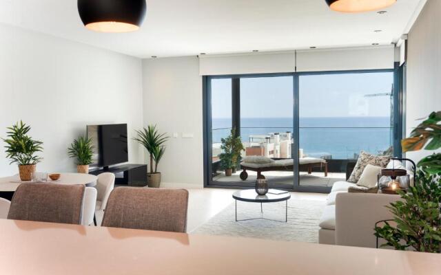 Stunning modern 4 bedroom apartment by the beach