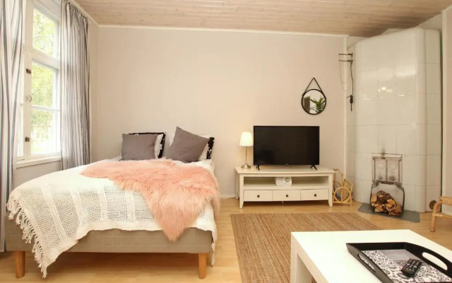 Idyllic central wooden house apartment