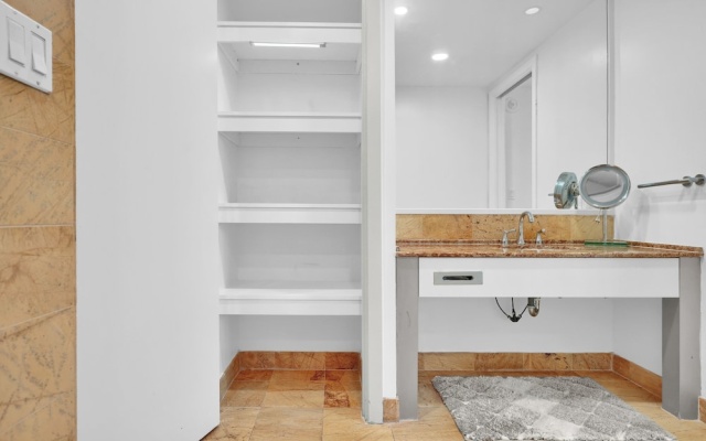 RS Suites - The AKA Residence