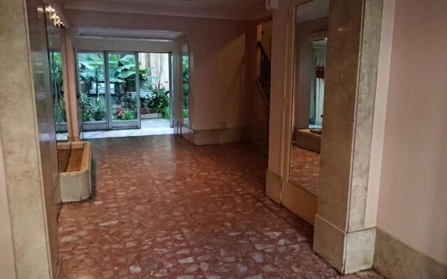 Excelente departamento con balcón a la calle sobre avenida