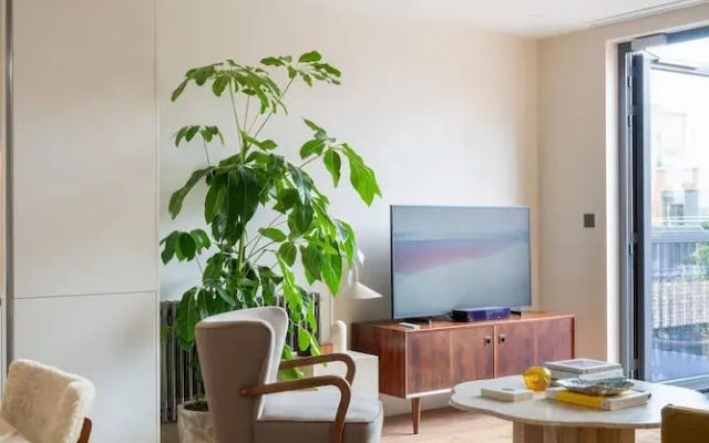 Stylish City Flat With Private Balcony