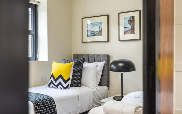 Incredible Light Filled Studio Apartment + Free Parking Sleeps 4