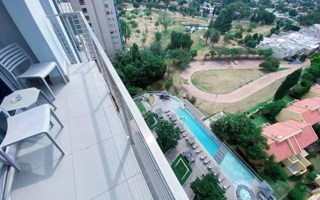 Sandtoncity-apartment-sleeps2-pool-parking