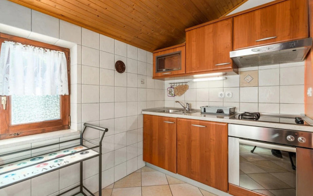 Stunning Apartment in Brsec With 1 Bedrooms and Wifi