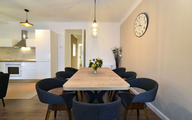 Premium Central Apartment & Room