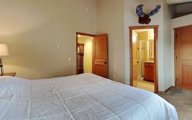 Spacious Snowbird Condo Unit Slopeside In Quiet Canyon Neighborhood