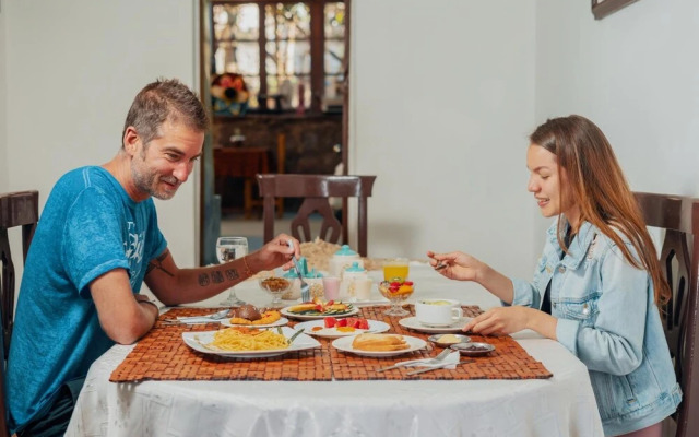 Colonial House Inn - Hostel