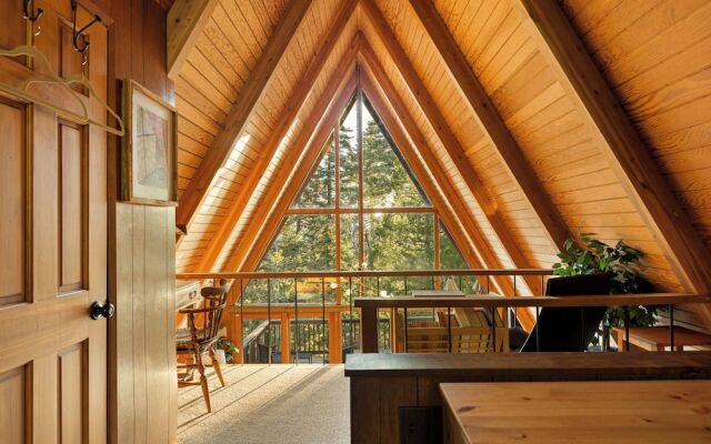The Tranquil Pines A-frame Cabin Spectacular Views!