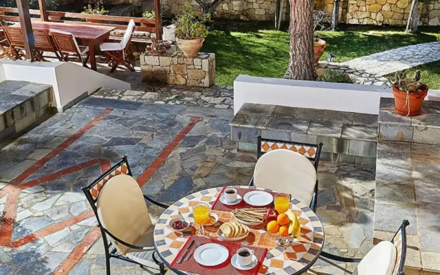 Fantastic Holiday Home in Karteros With Pool