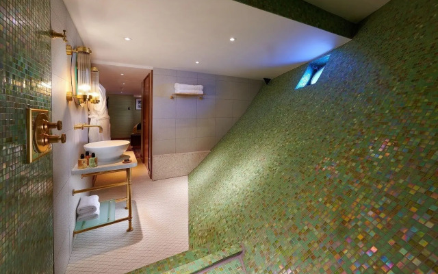 Fingal - A Luxury Floating Hotel