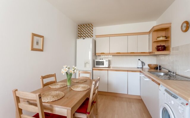 400 Attractive 2 Bedroom Apartment in Lovely Dean Village
