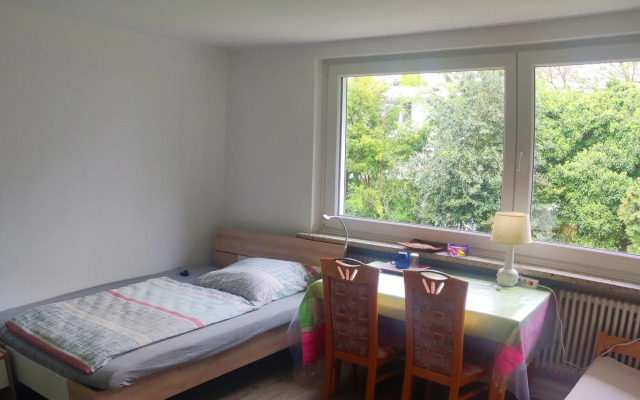 Uni, FH, Gesundheits Campus nähe, Zimmer mit Garten & Terrasse