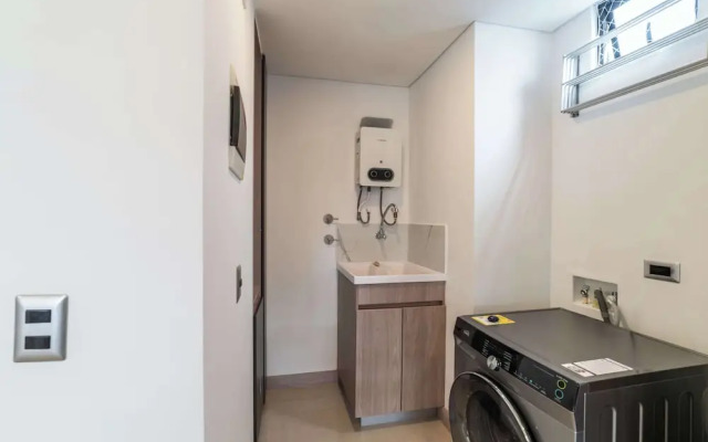 w Elegant 3BR w Outdoor Balcony