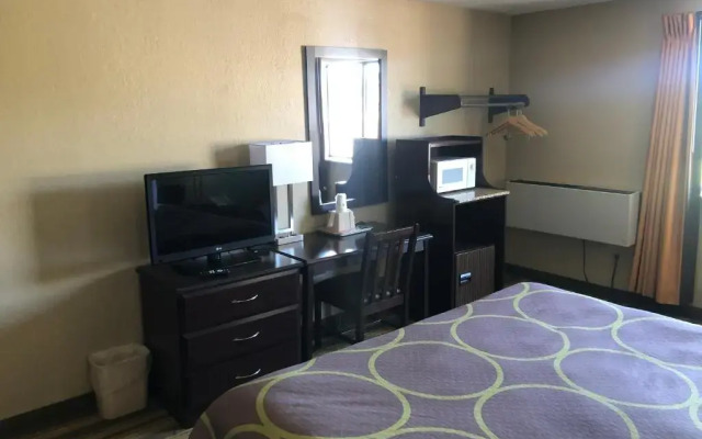 Super 8 Topeka/Wanamaker RD/I-70