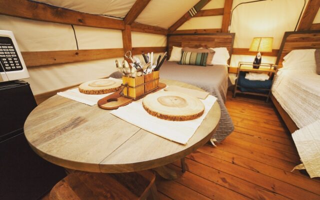 Geronimo Creek Retreat Glamping Cabin #2 - Campsite