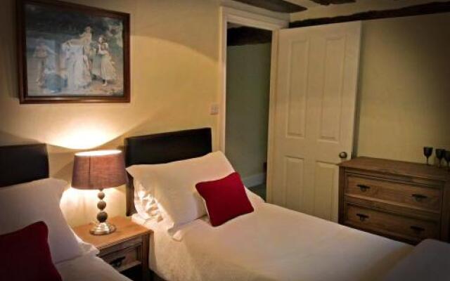 Cotswolds Valleys Accommodation - Medieval Hall - Exclusive use character three bedroom holiday apartment