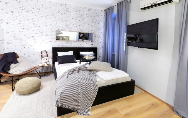 Deluxe Adria Square Studios