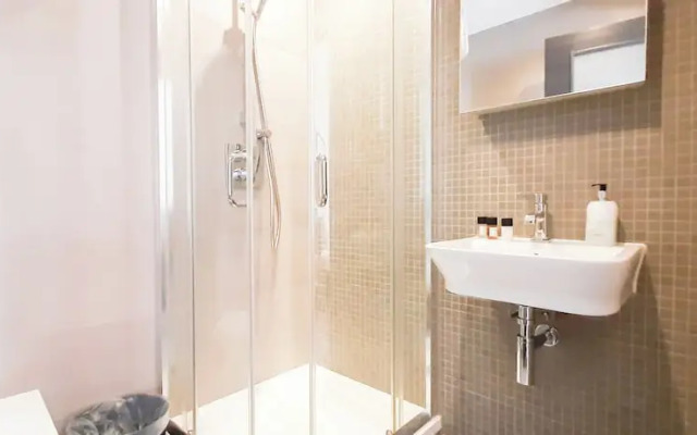 Two Bed Serviced Apt in Old Street