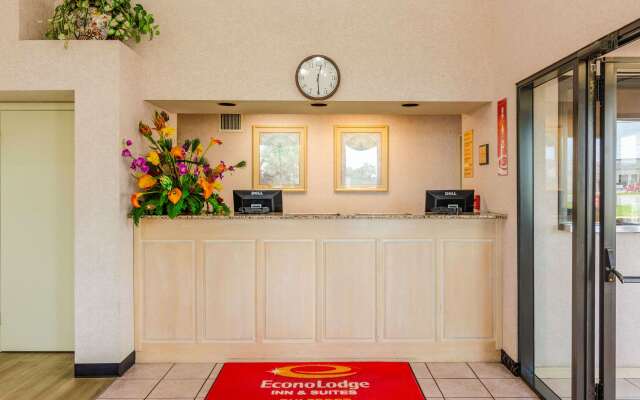 Econo Lodge Inn & Suites