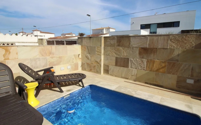 Peaceful Holiday Home with Private Pool in Empuriabrava