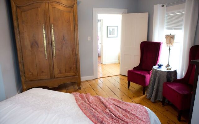 Red Mahone Bed & Breakfast