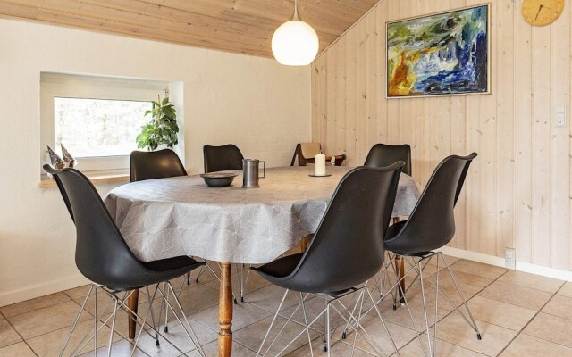 Vibrant Holiday Home in BlÃ¥vand near Sea