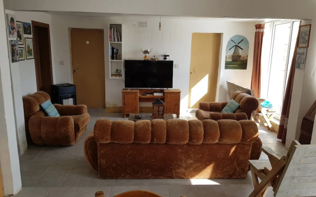Rustic Villa With Pool, Sleeps 6 & Terrace