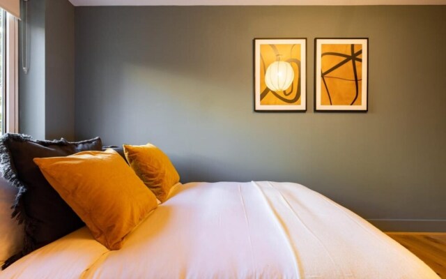 The Crystal Quarters - Modern Bright 2bdr Apartment