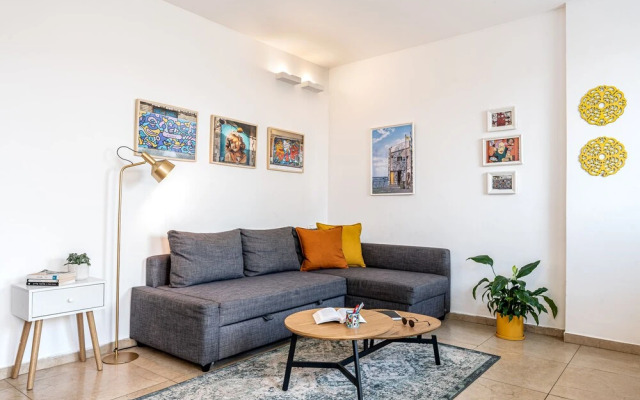 Pink & Blondie ApartHotel - by Loginn