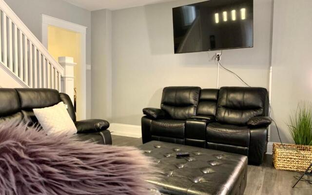 Texas Hold-em Duplex- 3BR Free Parking