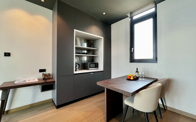 128 LIM - 2001 Stay Only Tower Suite