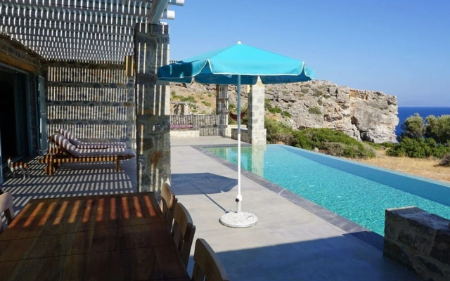 Villa Alati - Seafront Villa With Swimming Pool