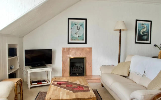 Traditional 3 Bedroom Apartment in Edinburgh's New Town