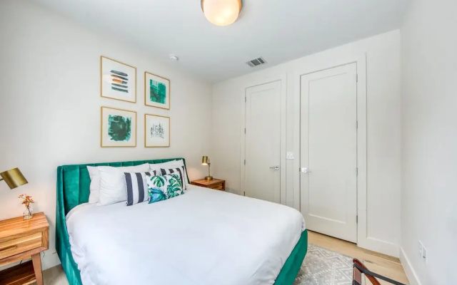 Contemporary Home Centrally Located Near Soco & DT